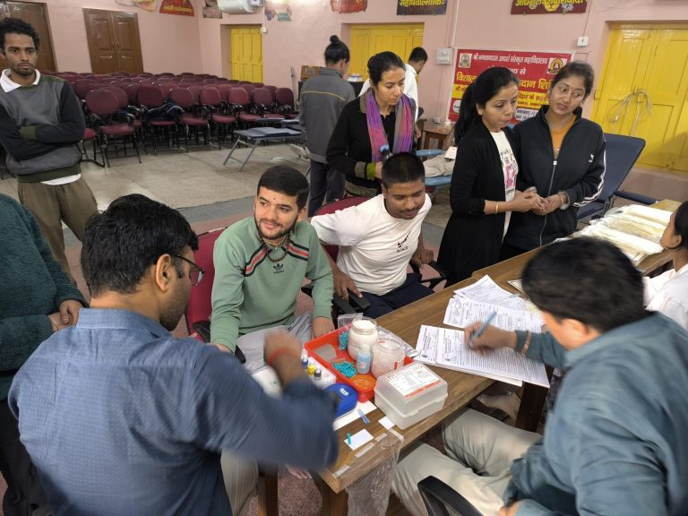 श्री भगवानदास आदर्श संस्कृत महाविद्यालय में किया गया विशाल स्वैच्छिक रक्तदान शिविर का आयोजन